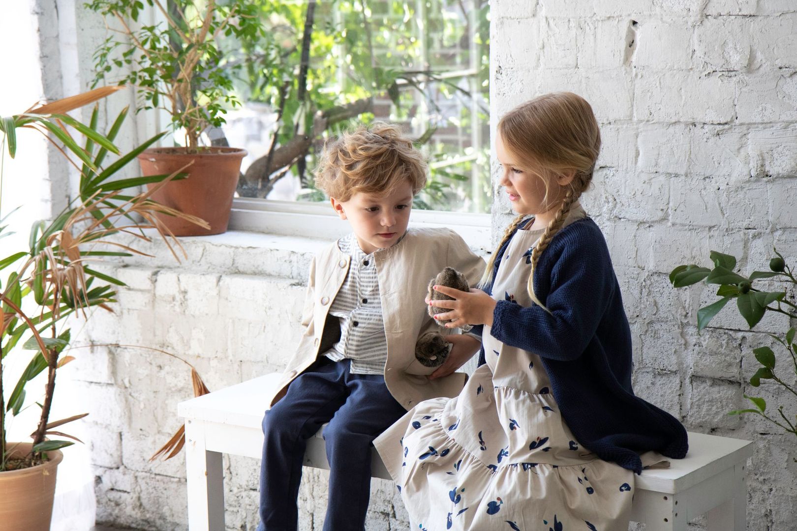 Deux enfants portant des vêtements de marque élégants en automne.