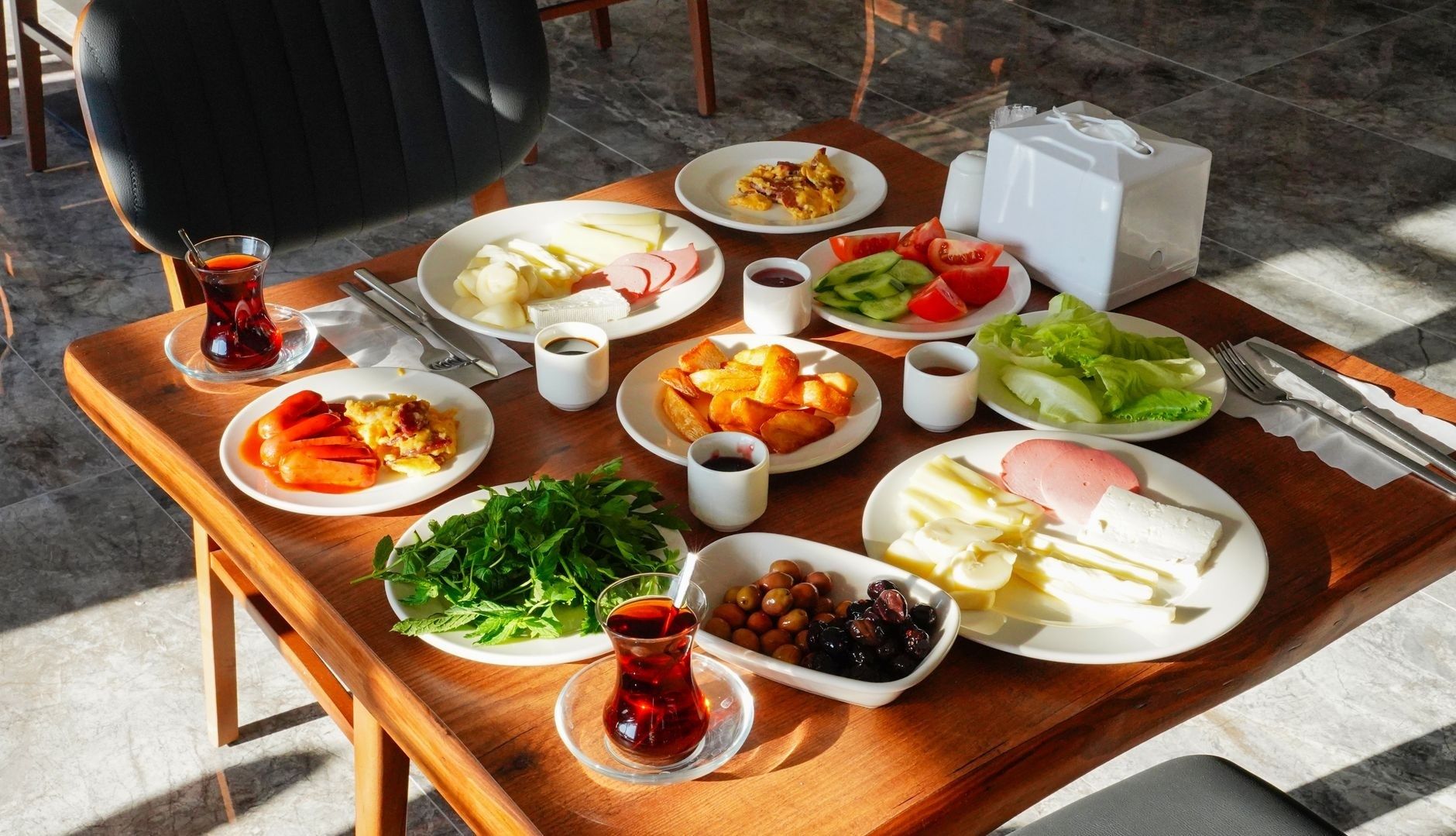 Table de petit-déjeuner garnie dans une maison d’hôtes